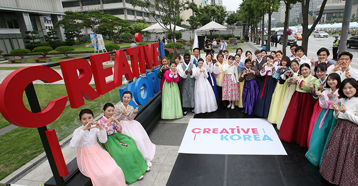 大韓民国の新しい国家ブランドが「クリエイティブ・コリア」に決まった。文化体育観光部は「クリエイティブ・コリア」が「クリエイティブ」の価値を再発見して国民のプライドを向上させ、国際社会に貢献する大韓民国の役割を定めるために作られたものと説明した
