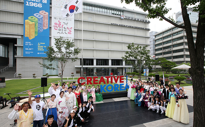 大韓民国の新国家ブランド「クリエイティブ・コリア」の発表を1日後に控えた3日、ソウル・光化門にある大韓民国歴史博物館の広場で外国人と市民たちがフラッシュモブイベントを披露している 
