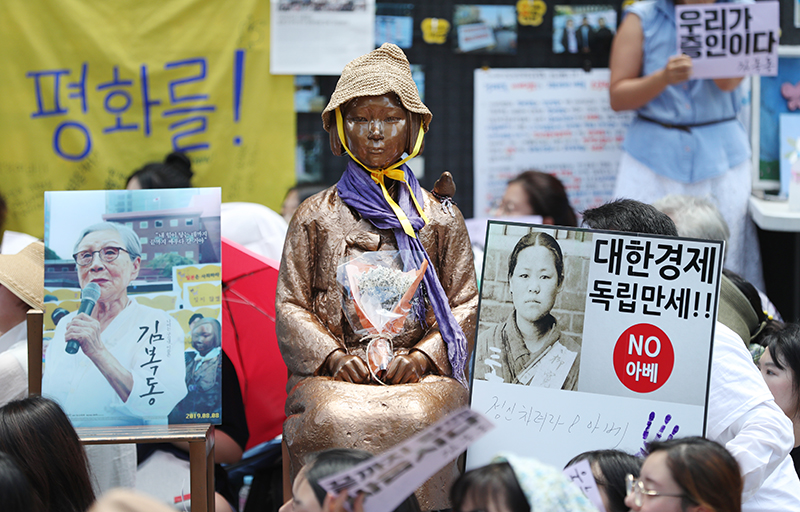 旧日本大使館の前にある平和の少女像＝１４日、ソウル
