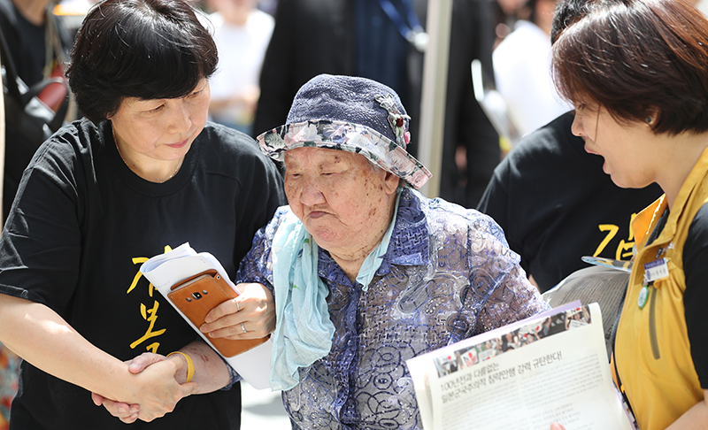  
１４００回を迎えた水曜集会に参加した慰安婦被害者の吉元玉さん＝１４日、ソウル

