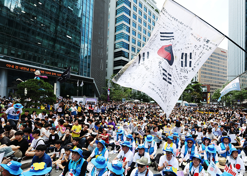 １４００回を迎えた「日本軍による性奴隷制問題解決のための水曜集会」に参加した大勢の市民ら＝１４日、ソウル