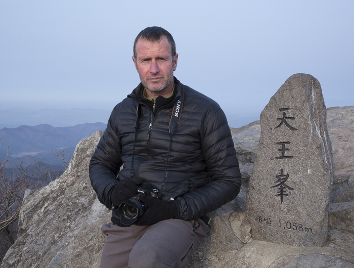  シェパードさんはカメラを首にかけて忠清北道・俗離山の頂上、天王峰に立った。天王峰は他の山にも存在する名称だ(写真:ロジャー・シェパード) )