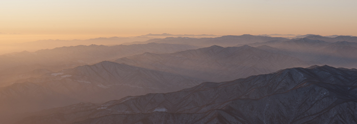 標高1,708メートルの雪岳山・大青峰から眺めた日の出(写真: ロジャー・シェパード)