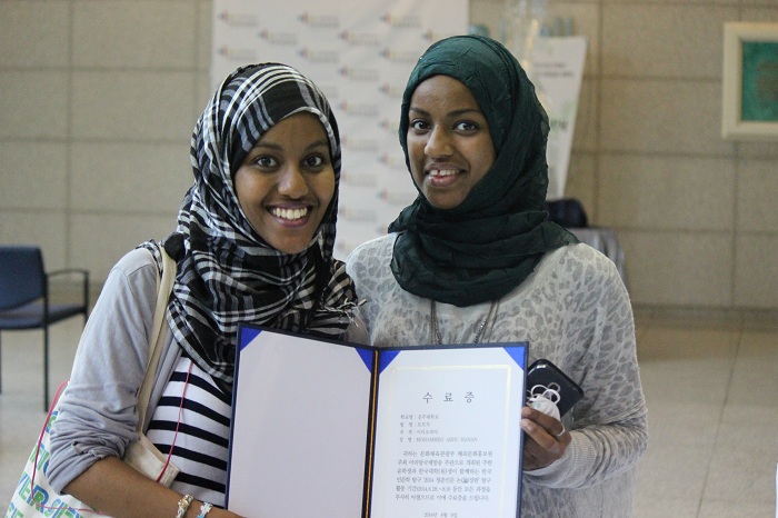 에티오피아 출신 두 자매가 이번 ‘논장판’의 수료증을 받고 기뻐하고 있다.(사진 위택환)