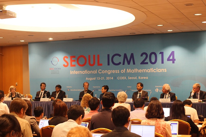 2014서울세계수학자대회의 수상자들이 국내외 언론과 기자회견을 하고 있다.(사진 위택환)