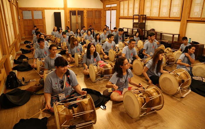 한국의 전통악기인 장구 등을 배우며 풍물놀이 문화를 체험하고 있다. 