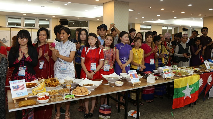 ‘아시아전통음식축제’에서 서로 음식을 나누어 먹으며 문화 교류에 참여하고 있다. 