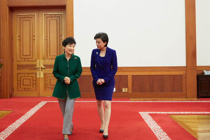President Park Geun-hye grants an interview to Yang Lan, the hostess of BTV's 'Yang Lan One On One' show, at Cheong Wa Dae on November 6.