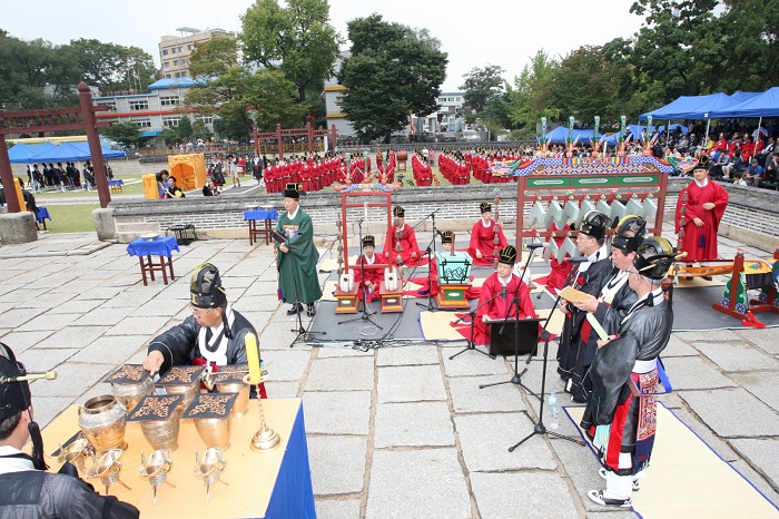 매년 9월 사직단에서 펼쳐지는 조선의 사직대제 재현 공연. 땅과 곡식의 신에게 풍년을 기원했던 의식이다. 