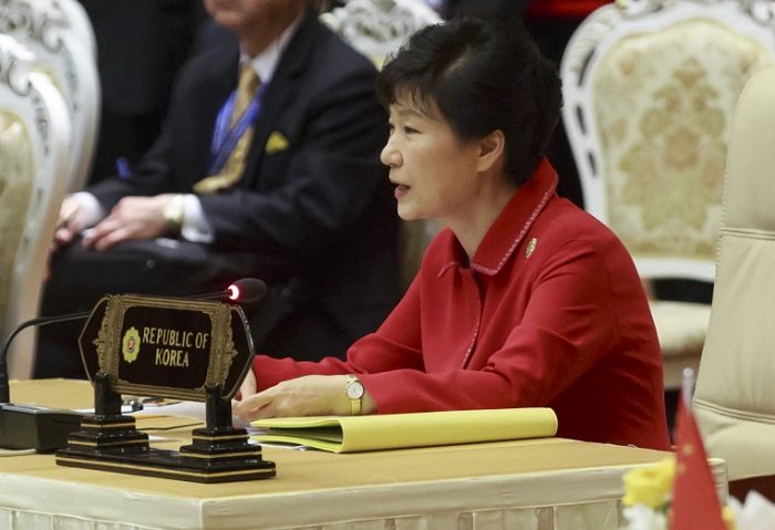 박근혜 대통령은 한-아세안 특별정상회의를 앞두고 아세안 10개국 언론에 보낸 기고문에서 한반도 평화와 통일을 위한 아세안 국가의 역할을 강조했다. 사진은 지난 달 미얀마 네피도에서 열린 ASEAN+3 때의 모습. (사진: 청와대)