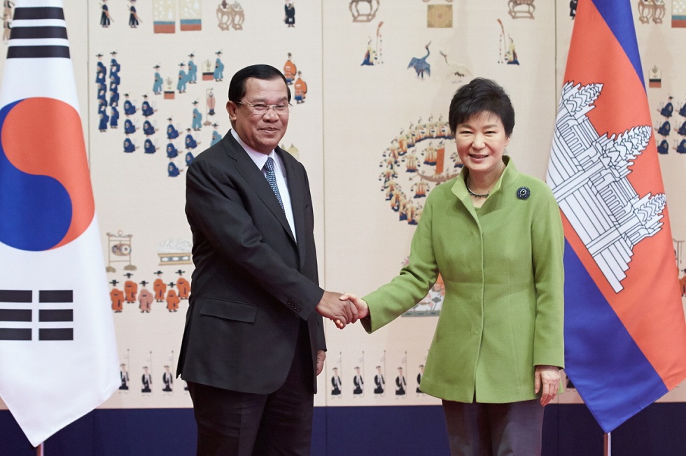 박근혜 대통령(오른쪽)과 훈 센 캄보디아 총리는 13일 청와대에서 만나 양자회담을 가졌다. 