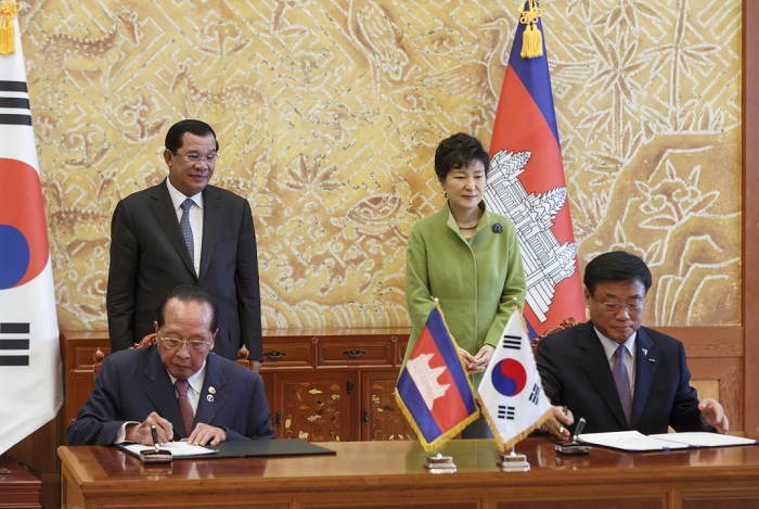 박근혜 대통령(오른쪽)과 훈 센 캄보디아 총리가 양국의 양해각서체결을 지켜보고 있다. 