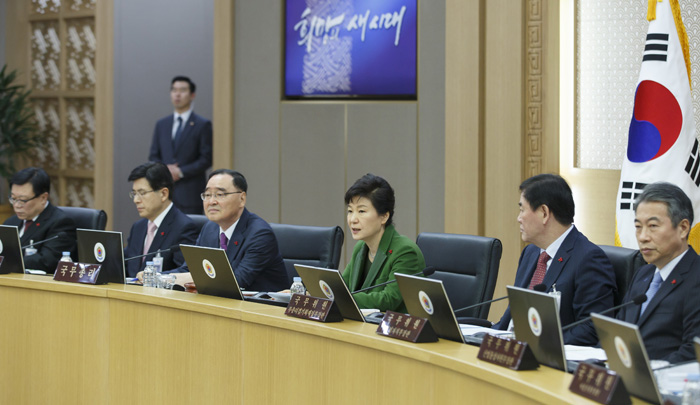 정부세종청사 완공과 함께 세종청사에서 열린 첫 국무회의에서 박근혜 대통령이 발언하고 있다. 