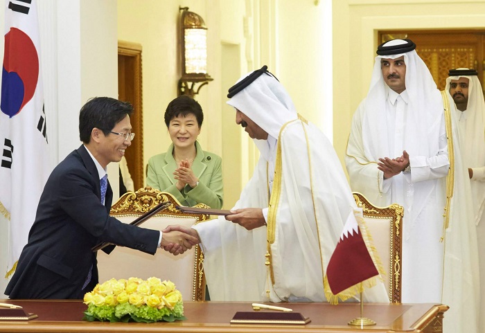 박근혜 대통령과 타밈 국왕이 8일 카타르 도하 에미리 디완 궁에서 열린 협정서명식에 참석하고 있다. 