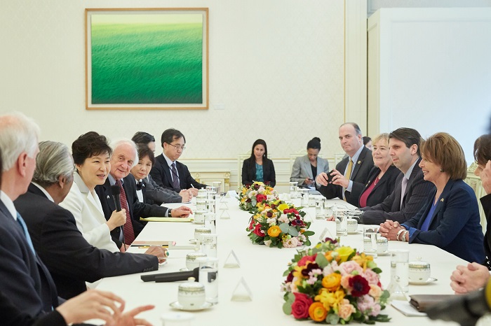 박근혜 대통령 (왼쪽에서 세 번째)이 미 하원 민주•공화 양당 의원들과 한미동맹, 한반도 정세 등에 대해 의견을 나누고 있다. 