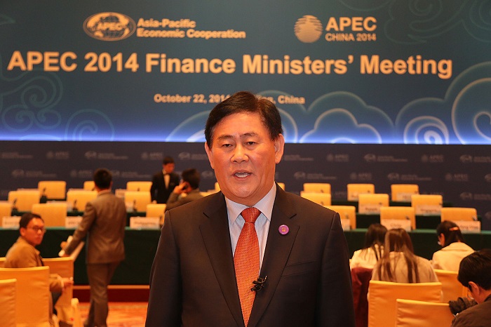 한국 정부가 지난 26일 아시아인프라투자은행에 공식 참가키로 결정했다. 사진은 지난 22일 아시아태평양경제협력체 (APEC) 재무장관회의에서 AIIB 가입에 대해 언급하고 있는 최경환 경제부총리 겸 기획재정부 장관.