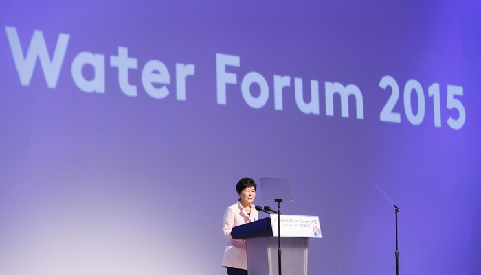 박근혜 대통령이 12일 대구 엑스코에서 개막한 제7차 세계물포럼에 참석해 축사를 전달하고 있다.