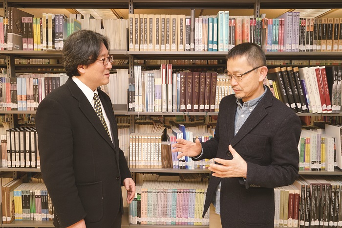동북아역사재단의 김민규 홍보교육실장이 야노 히데키 사무국장과 만나 한일관계를 논의하고 있다. 