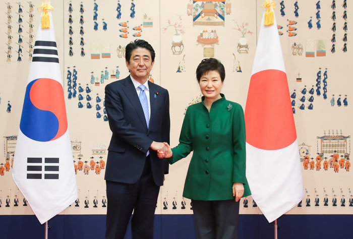 박근혜 대통령(오른쪽)과 아베 신조 일본 총리가 2일 한•일 정상회담장에서 기념촬영을 하고 있다. 