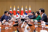박근혜 대통령(오른쪽 두번째)이 아베 신조 일본 총리와 2일 청와대에서 한•일 정상회담을 갖고 있다.