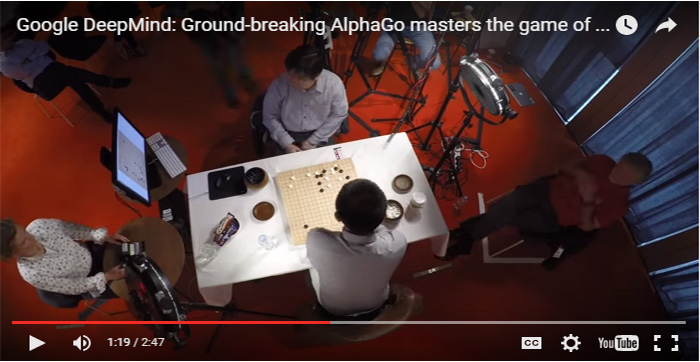 アルファゴーと樊麾2段の対局はグーグル･ディープマインドのオフィシャルユーチューブチャンネルで観られる。写真は、アルファゴーと樊麾2段の対決の動画をキャプチャーしたもの 