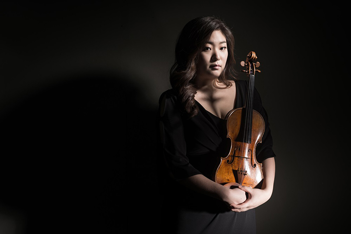 ヴァイオリニスト、キム・スヨンの新アルバム「ベートーヴェンヴァイオリン協奏曲と2つのロマンス」(上)。彼女は昨年から日本音楽財団の支援を受けて1702年製のストラディバリウス「Lord Newlands」を弾いている 