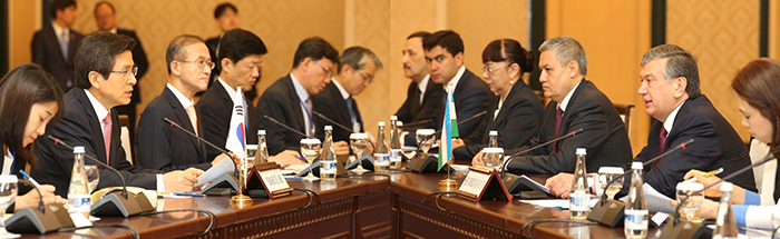 黄教安総理は19日と20日の両日間、ミルズィヤエフ首相とウズベキスタンのタシュケントで韓・ウズベク間協力強化策について議論した。写真は20日に会談している黄総理(左から2番目)とミルズィヤエフ首相(右から2番目)