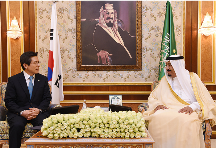 サウジアラビアを公式訪問した黄国務総理(左)が22日にジェッダ王宮でサウジのサルマーン・ビン・アブドゥルアズィーズ国王と歓談している 