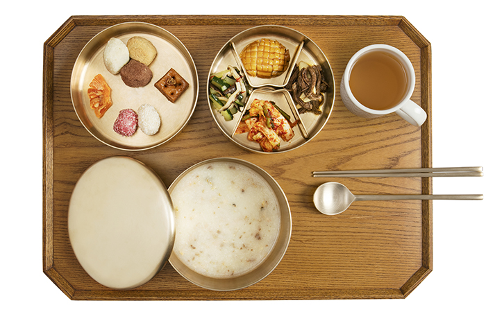 景福宮の体験イベント「宮廷夜ビョルチャム」では朝鮮国王の夜食、「夜茶小盤果」を味わえる。「夜茶小盤果」は三合粥と惣菜、デザートと宮廷薬茶で構成される