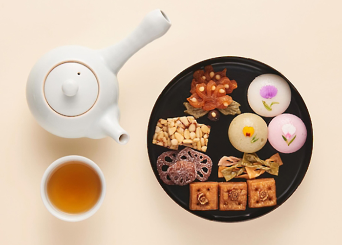 宮廷餅果作り体験「生果房」では朝鮮の歴代国王が好んだ薬茶と五色茶食が用意される