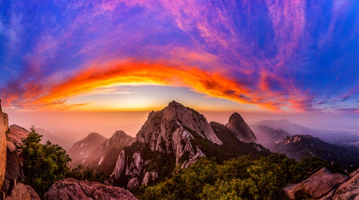 「第１７回国立公園写真公募展」の大賞受賞作品。北漢山の夕焼けを撮影した作品