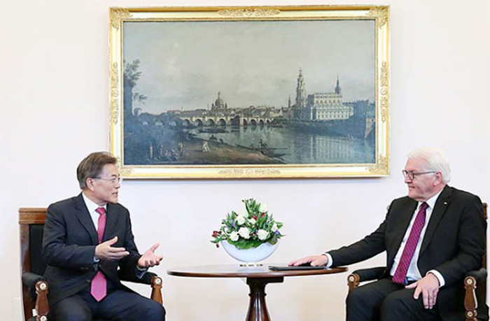 문재인 대통령과 프랑크발터 슈타인마이어 독일 대통령이 5일 베를린의 대통령궁에서 회담을 갖고 있다. (사진: 청와대)