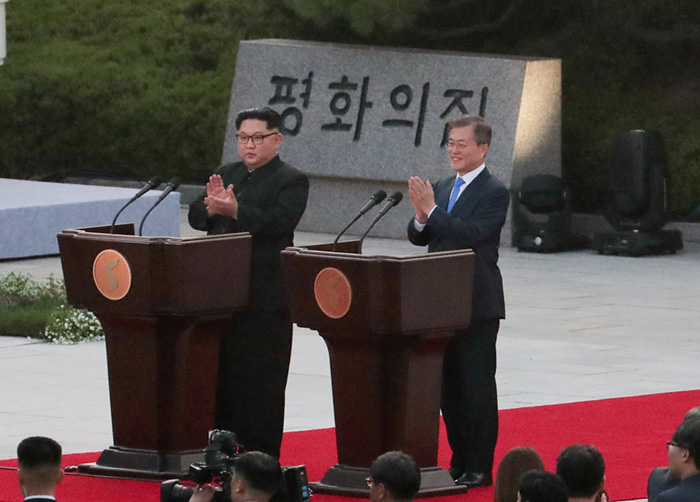共同宣言文を発表する文在寅大統領（左）と北朝鮮の金正恩国務委員長＝２７日、板門店・平和の家