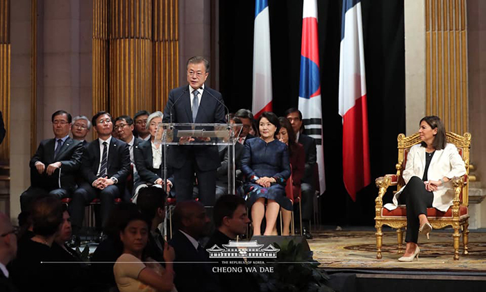  
フランスのアンヌ・イダルゴパリ市長の歓迎の辞に対するお礼を述べる文在寅大統領＝１６日、フランス・パリ
