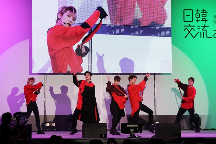 ９月２３日に行われた日韓交流おまつり2018 in Tokyo「K-POP SECRET CONCERT」で公演するＣＲＯＳＳ　ＧＥＮＥ＝駐日韓国文化院