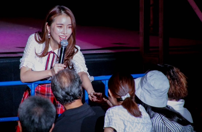 ９月２３日に行われた日韓交流おまつり2018 in Tokyo「K-POP SECRET CONCERT」で、観客の手をタッチしながら歌を歌うソル・ハユンさん＝駐日韓国文化院