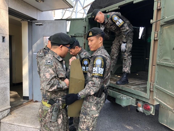 板門店の共同警備区域（ ＪＳＡ ）撤収作業を行う韓国側の軍人ら＝２５日、国防部