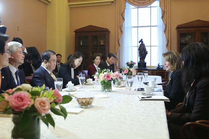 韓国と米国の懸案について議論する両国議員ら＝１２日、米国・ワシントン