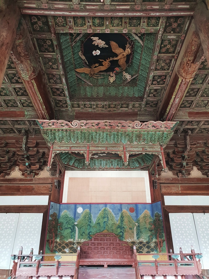 昌慶宮の正殿である明政殿の内部。国王の席があり、その後ろには太陽と月、五つの峰が描かれた「日月五峰図」のびょうぶが置かれている。