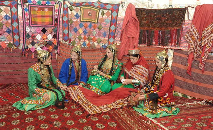 ユルトで話し合うトルクメニスタンの女性ら