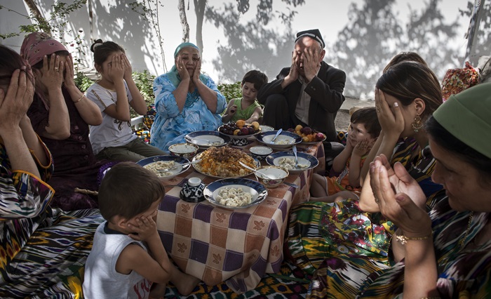 写真作家ソン・ナムフン氏の作品「食事の後、神様に感謝するウズベキスタン家族」