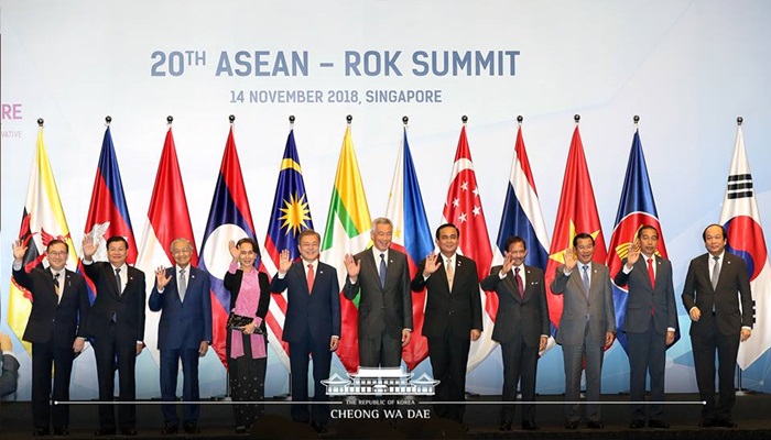 去年１１月１４日にシンガポールで開かれた韓・ＡＳＥＡＮ首脳会議で、各国の首脳らと記念撮影する文在寅大統領（左から５番目）＝青瓦台フェイスブック