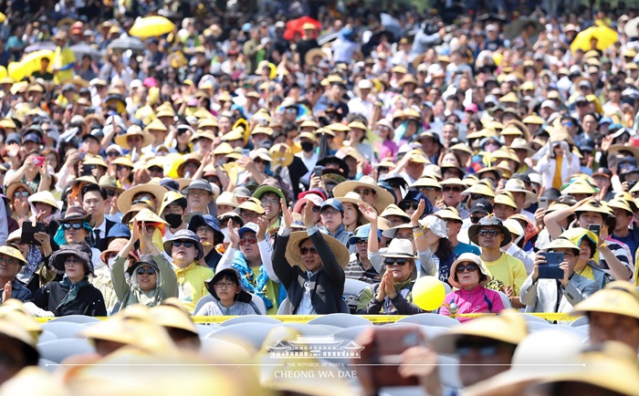 故盧武鉉・元大統領の１０周年追悼式の様子。約１万２千人の市民が出席した＝２３日、慶尚南道・金海