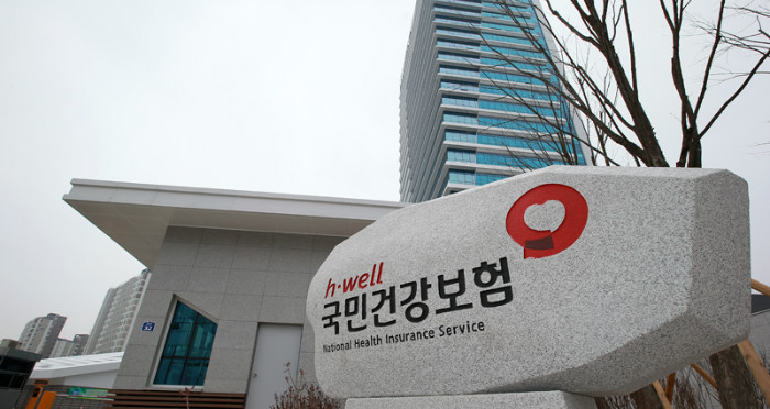 韓国国民健康保険公団は、来月１６日から韓国に半年以上滞在する外国人（在外国民を含む）に健康保険の加入を義務付ける制度を施行すると発表した。国民健康保険公団