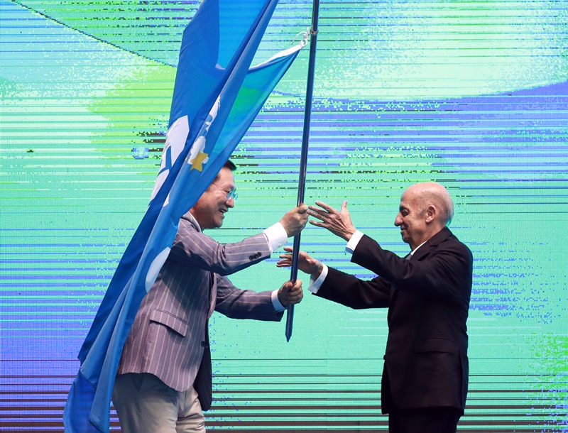 世界水泳大会旗を国際水泳連盟野のマグリオーネ会長に手渡す光州市の李庸燮市長（左）＝２８日、光州、聨合ニュース
