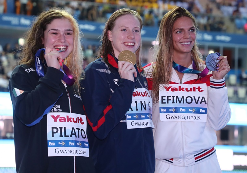 ' 
女子平泳ぎ５０メートルでメダルを獲得した（左から）ベネデッタ・ピラト（イタリア）、リリー・キング（米国）、ユリア・エフィモワ（ロシア）＝２８日、光州、第１８回世界水泳選手権大会組織委員会 

