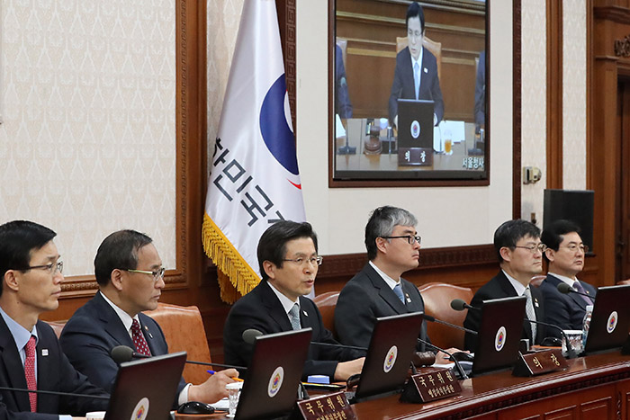 황교안 대통령 권한대행 국무총리(왼쪽에서 세 번째)가 15일 정부서울청사에서 열린 임시 국무회의에서 ‘제19대 대통령 선거일’을 발표하고 있다.