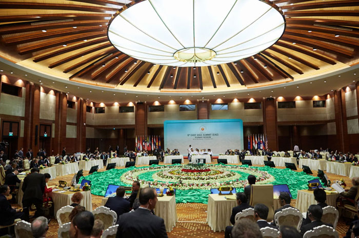 18개국 정상들이 13일 미얀마 네피도에서 열린 동아시아정상회의(EAS)에서 에볼라 확산방지•테러리즘 대응 등을 비롯한 주요 국제 및 지역정세에 대해 논의하고 있다.