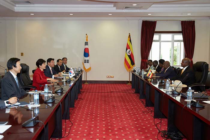 朴槿恵大統領とウガンダのヨウェリ・ムセベニ大統領が29日にエンテベで首脳会談に臨んでいる。両国はこの日、経済協力の強化策について集中的に議論した 