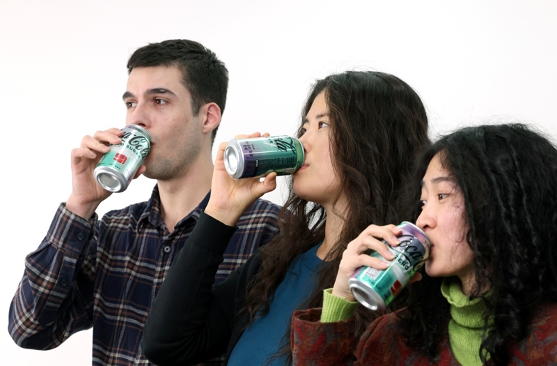 「コカ・コーラ ゼロ Ｋ－Ｗａｖｅ」を飲むKOREA.netの記者ら。（左から）シャルル・オデゥアン、キム・ヘリン、コ・ウンハ記者＝７日、ソウル、ジョン・ハン撮影